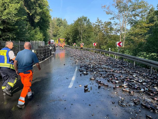Aksident i pazakontë, përmbyset kamioni, 370 arka me birra përfundojnë në asfalt