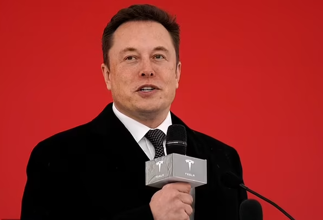 Elon Musk përgënjeshtron lajmin e blerjes së klubit më të shtrenjtë, Manchester United