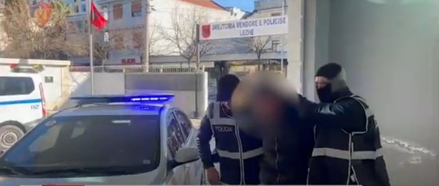 Përleshen me njëri-tjetrin me shkopinj druri dhe thika, të dy përfundojnë në spital