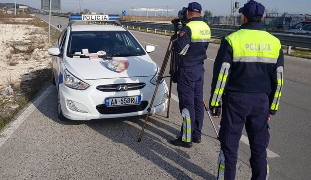 Specialisti në Drejtorinë hetimore të Policisë së Shtetit kapet i dehur në makinë