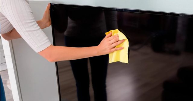 Truku më i mirë për të pastruar ekranin e TV, laptopit apo celularit tuaj pa i gërvishtur