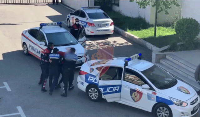 Me doza kokaine e heroine dhe thikë, si u arrestuan dy të rinj në Durrës teksa lëviznin me makinë