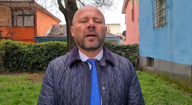 FOTO/ Xhelal Mziu bën gafën epike, ngatërron flamurin e Kosovës me…