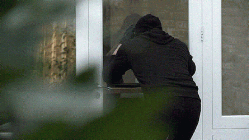 Vodhi në kohë të ndryshme 10000 Euro në të njëjtën banesë, arrestohet 18-vjeçari