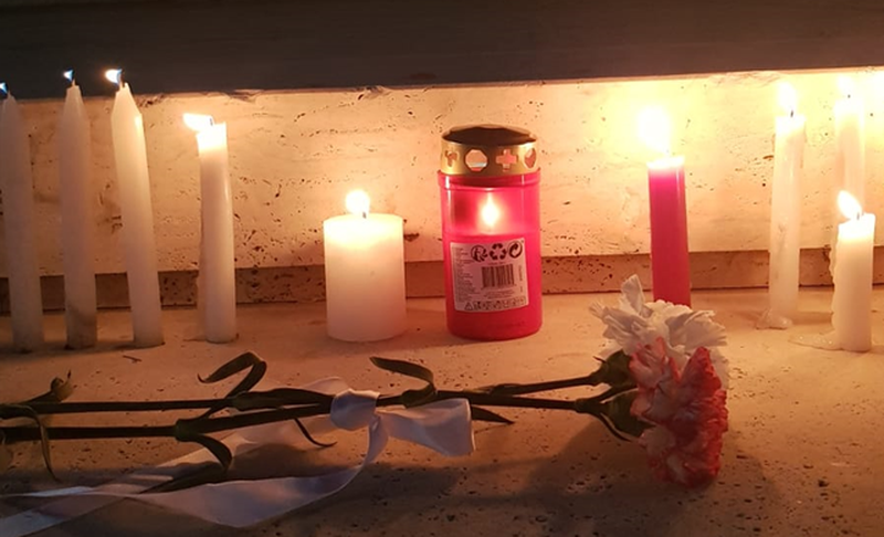 Ngjarja e rëndë në Himarë, qytetarët ndezin qirinj për 7-vjeçaren përpara kryeministrisë: Të dorëhiqen tre qeveritarët!