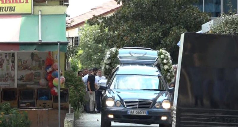 E trishtë/ Lot dhe dhimbje, përcillet për në banesën e fundit Jonada Avdiaj, vogëlushja që u vra nga skafi në Himarë