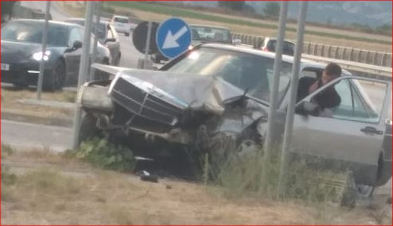 Aksident i rëndë/ Përplasen dy automjete, 4 të plagosur nisen me urgjencë drejt spitalit