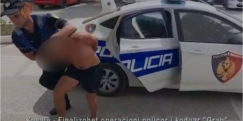 VIDEO/ I vodhi varësen e floririt me dhunë një gruaje, e pëson keq 30-vjeçari në Golem