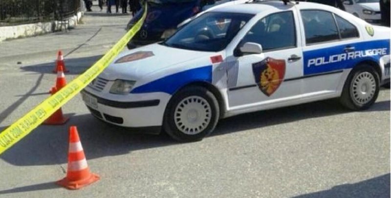 Mjeti del nga rruga, plagoset shoferi dhe 3 fëmijët e mitur