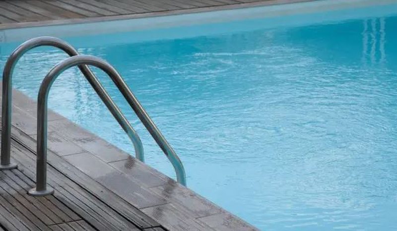 25-vjeçarja shpëtohet nga mbytja në pishinë, policia zbardh detajet: Ishte në gjendje të rëndë, e shoqëruar nga …