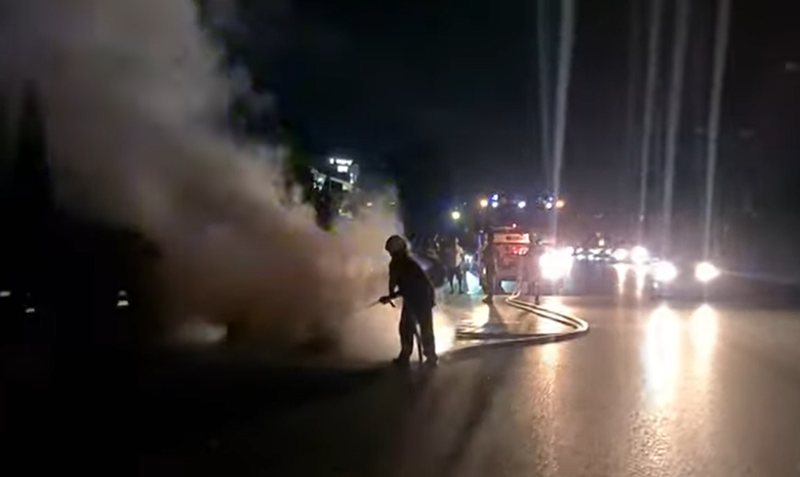 Shpërthen në flakë makina në autostradë (DETAJET)