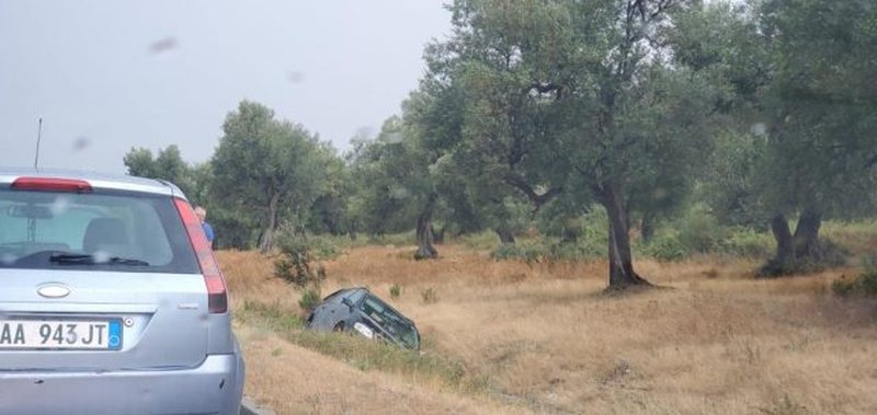 Aksident i rëndë/ Shoferi humb kontrollin e mjetit dhe përfundon në kanal, ka të plagosur