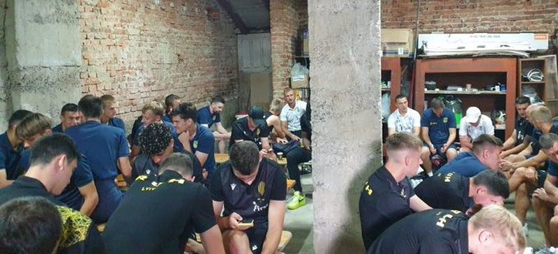 Bie alarmi për sulm në Ukrainë, lojtarët lënë fushën dhe futen në bunker (VIDEO)