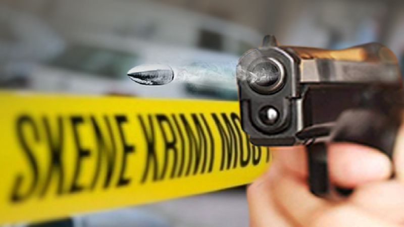 Të shtëna me armë zjarri, qëllohet drejt një makine