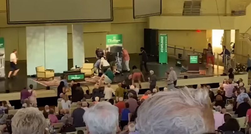 Publikohen pamje të reja/ “Kemi të bëjmë me një situatë emergjente”, si u sulmua nga një 24-vjeçar shkrimtari i njohur