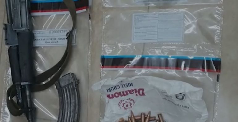 Armë dhe municione drejt Kosovës, arrestohen 6 persona, mes tyre dhe dy durrsakë (VIDEO)