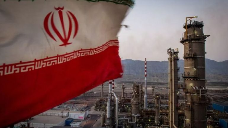 A do të bjerë çmimi i naftës? Irani është gati të “ndërhyjë fuqishëm” dhe të nxjerrë miliona fuçi në treg