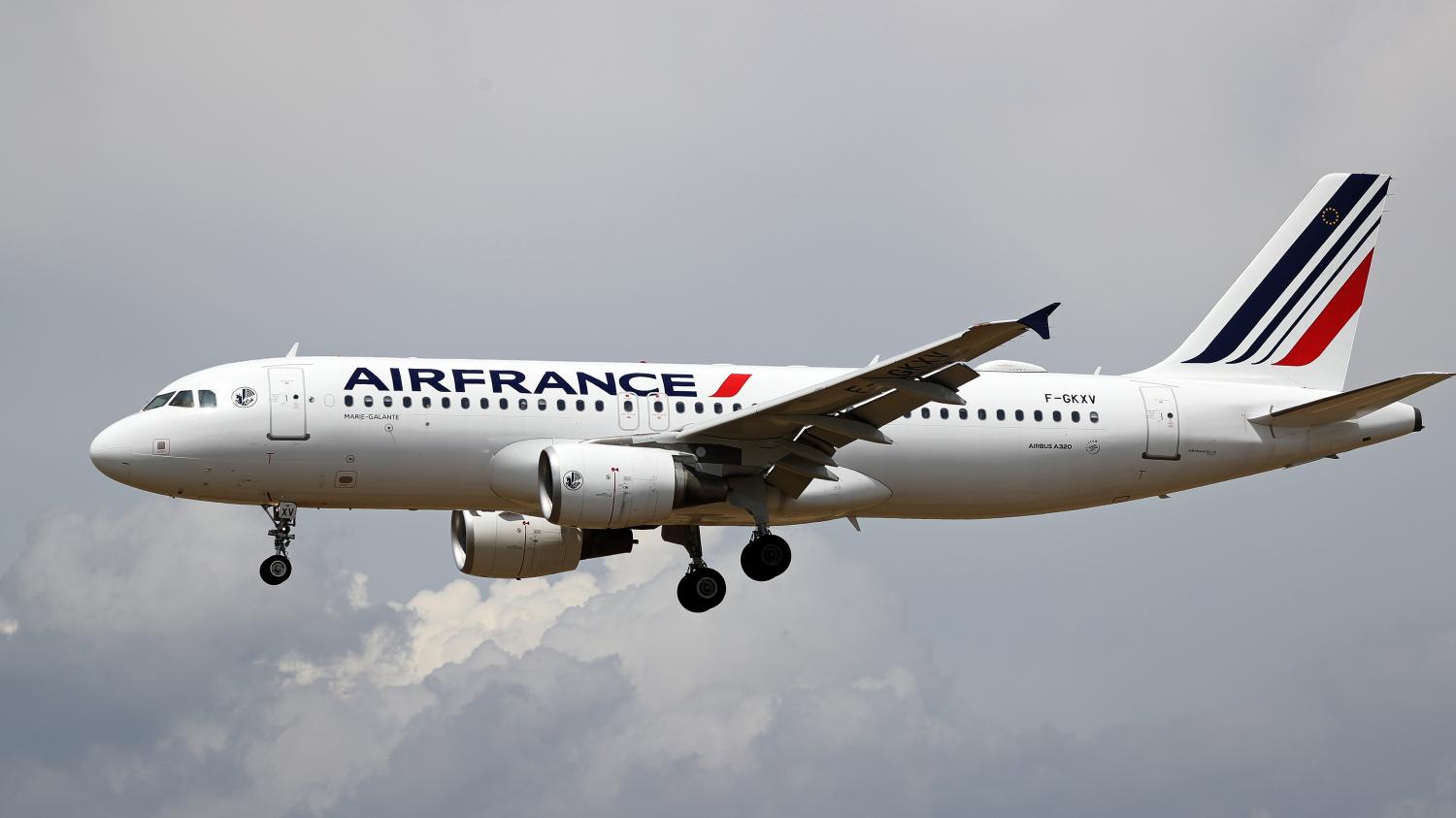 Grushte dhe kacafytje në fluturimin Paris-Gjenevë, pilotët e “Air France” përleshen në kabinë