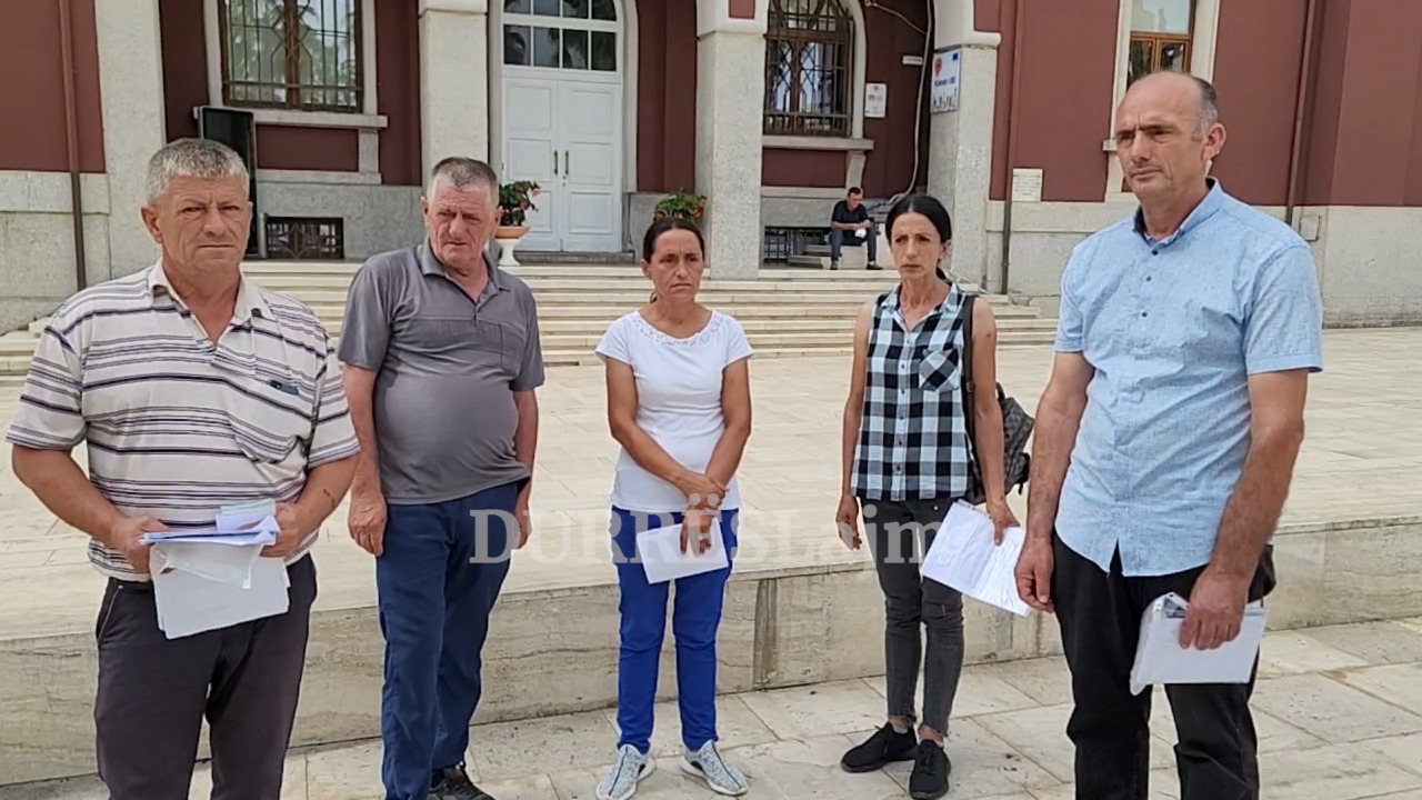 &#8220;Të ha, të paguaj faturat apo qiranë?!&#8221; 6 familje protestojnë para bashkisë Durrës, se nuk u lidhin bonusin (VIDEO)
