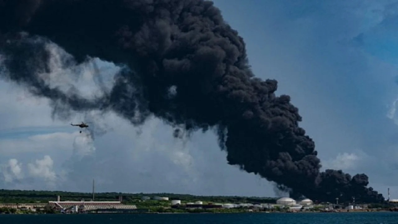 Rrufeja godet magazinën e naftës, 77 të plagosur, zhduken 17 zjarrfikës