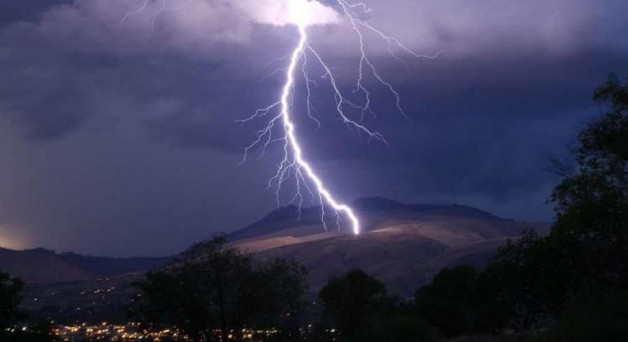 Rrufeja vret mbi 100 bagëti në Gramsh, shpëtojnë mrekullisht shtatë anëtarët e familjes