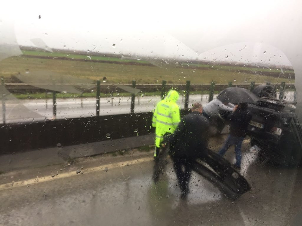 Shkak rrebeshi i shiut, aksidentohen dy makina në autostradën Fier – Vlorë