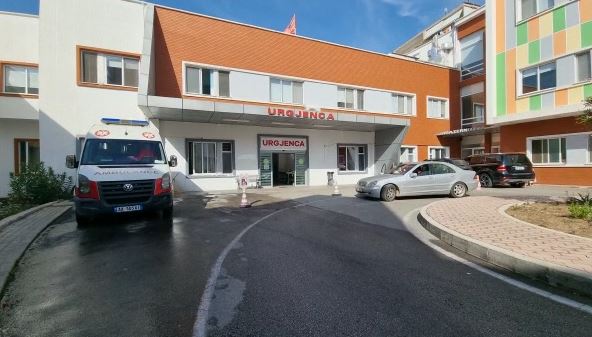 Rrezikoi të mbytej, 3-vjeçari mbërrin pa frymë në spital, dërgohet me helikopter në Tiranë