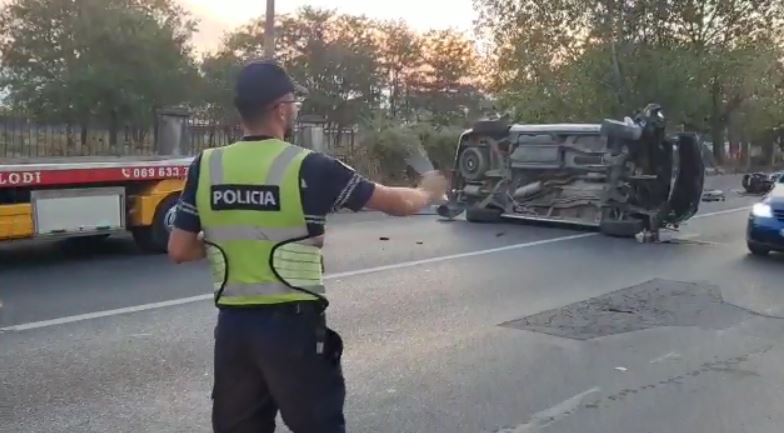 Aksident i rëndë me dy të plagosur, mjeti përplaset me murin e më pas kthehet përmbys në rrugë (FOTO)
