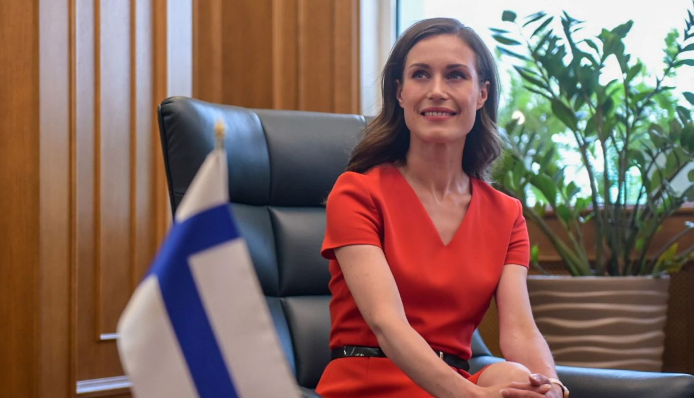 U filmua duke festuar me miqtë e saj, pas akuzave të shumta kryeministrja finlandeze bën testin e drogës