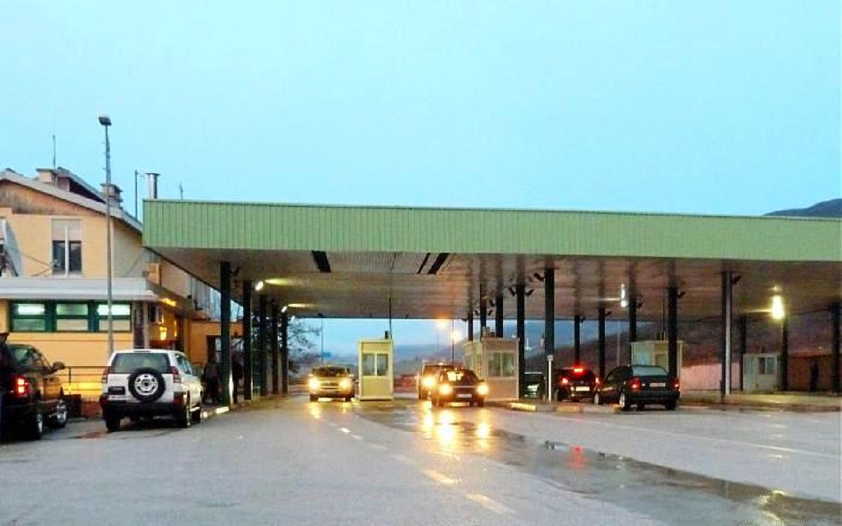 17-vjeçarja gjendet e fshehur në bagazhin e makinës, tentoi të hynte ilegalisht në Shqipëri, pranga 23-vjeçarit