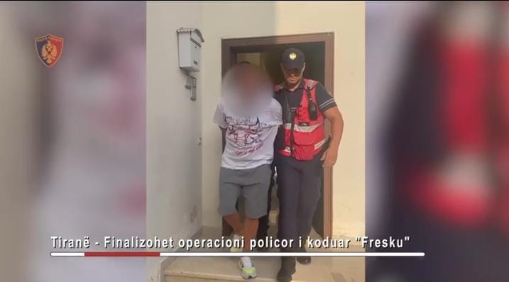 Plagosi fqinjin me armë, arrestohet 49-vjeçari. Në pranga dhe një tjetër që e fshehu, një grua i çonte ushqime