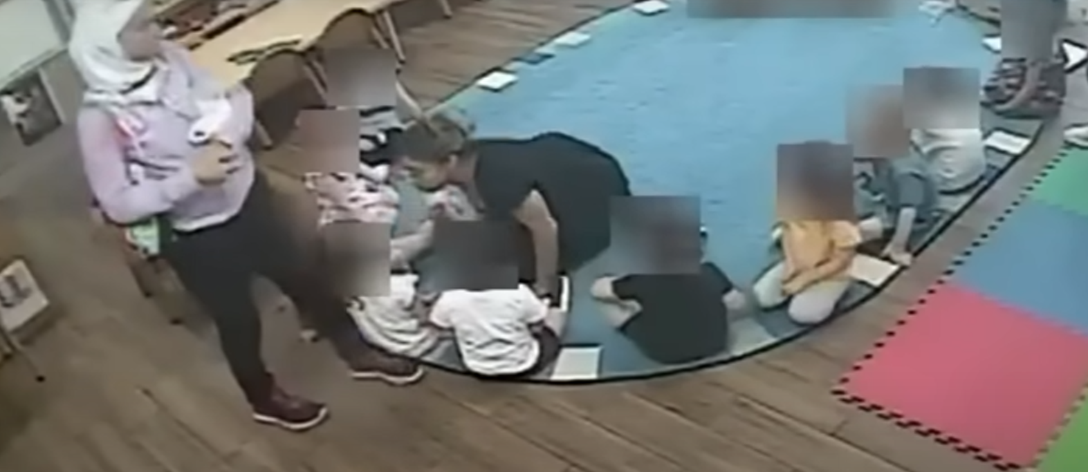 Fëmijët dhunohen barbarisht në kopshtin e kishës, edukatorja i tërheq zvarrë nga flokët (VIDEO)