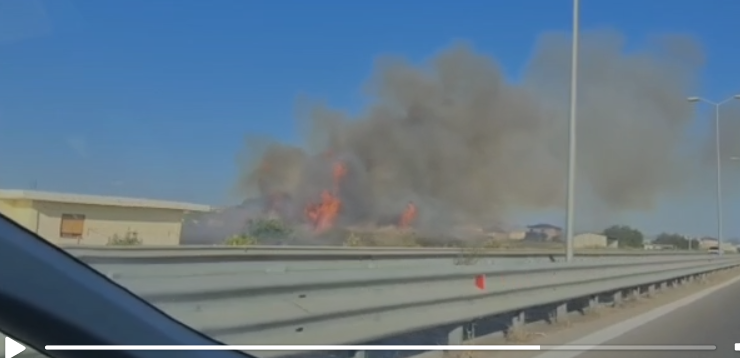 Aktivizohet një vatër zjarri në Kavajë, era rrezikon përfshirjen nga flakët të një banese (VIDEO)