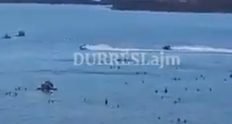 Dje 7-vjeçarja vdiq nga një skaf, sot &#8220;trimat&#8221; e Durrësit japin shfaqje me motorë uji në breg të detit (VIDEO)