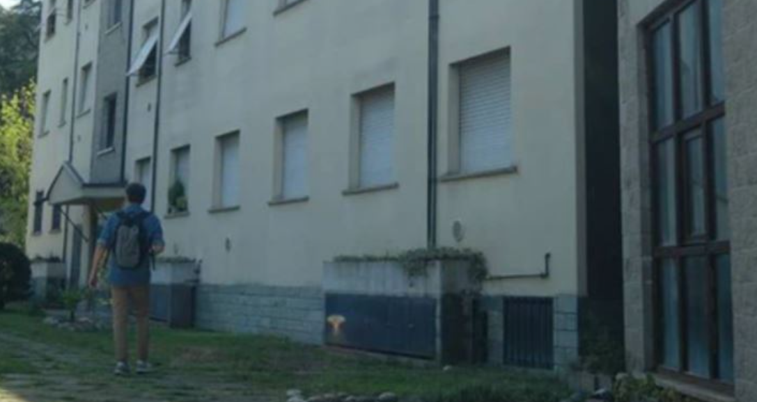 “Në luftë me vdekjen”, 2-vjeçari shqiptar bie nga kati i tretë, në spital përfundon edhe gjyshi