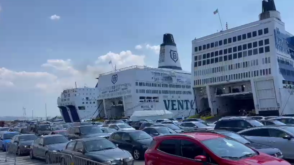 Gushti sjell emigrantët në atdhe, 6 mijë persona mbërritën deri në mesditë në Durrës (VIDEO)