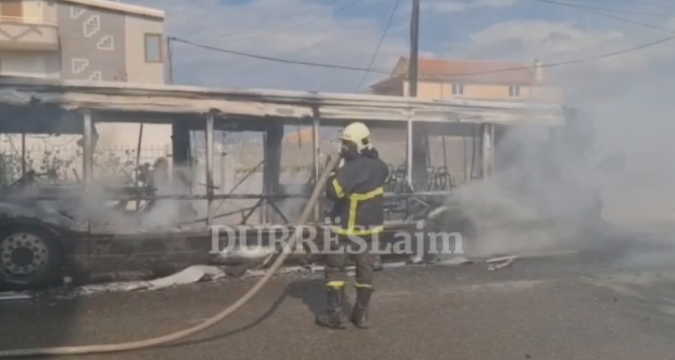 Zjarri “përpiu” autobusin në Durrës, shihni pamjet nga vendngjarja (VIDEO)