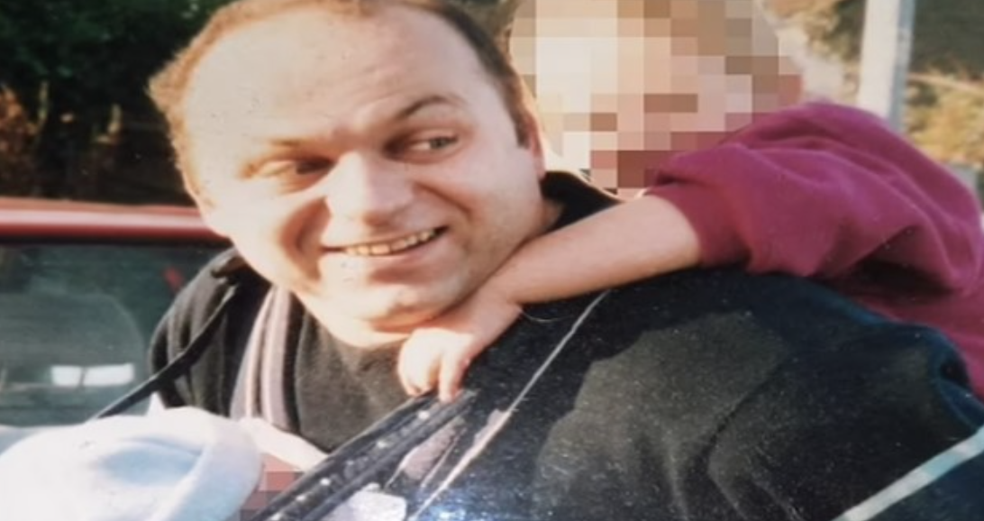 Babai shqiptar i vë flakën vetes para syve të djalit, si e “morën në qafë” lojërat e fatit