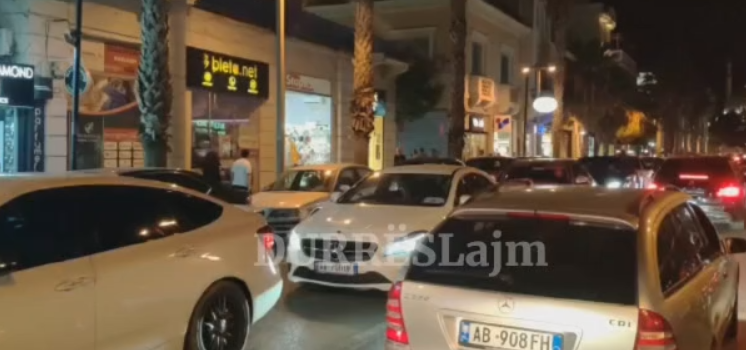 &#8220;Paralizohet&#8221; totalisht qarkullimi në rrugët kryesore të Durrësit, shmangni këto akse (VIDEO)