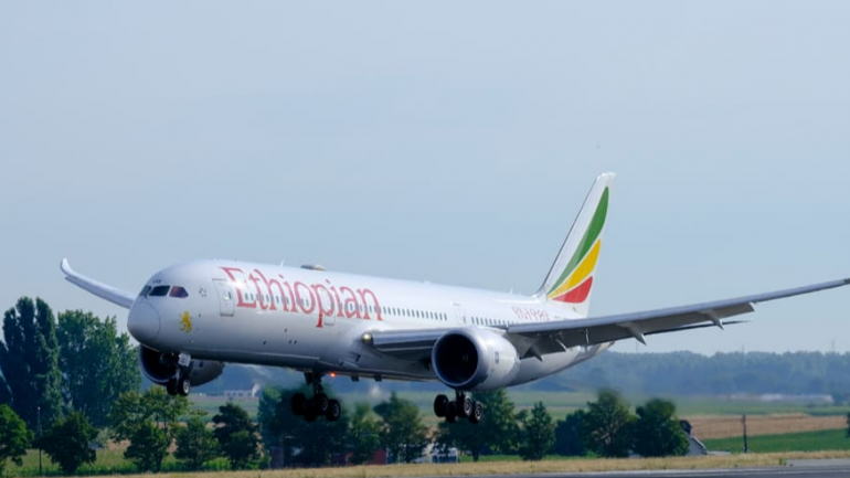 Pilotët i zuri gjumi gjatë fluturimit, avioni nuk ulet në aeroport