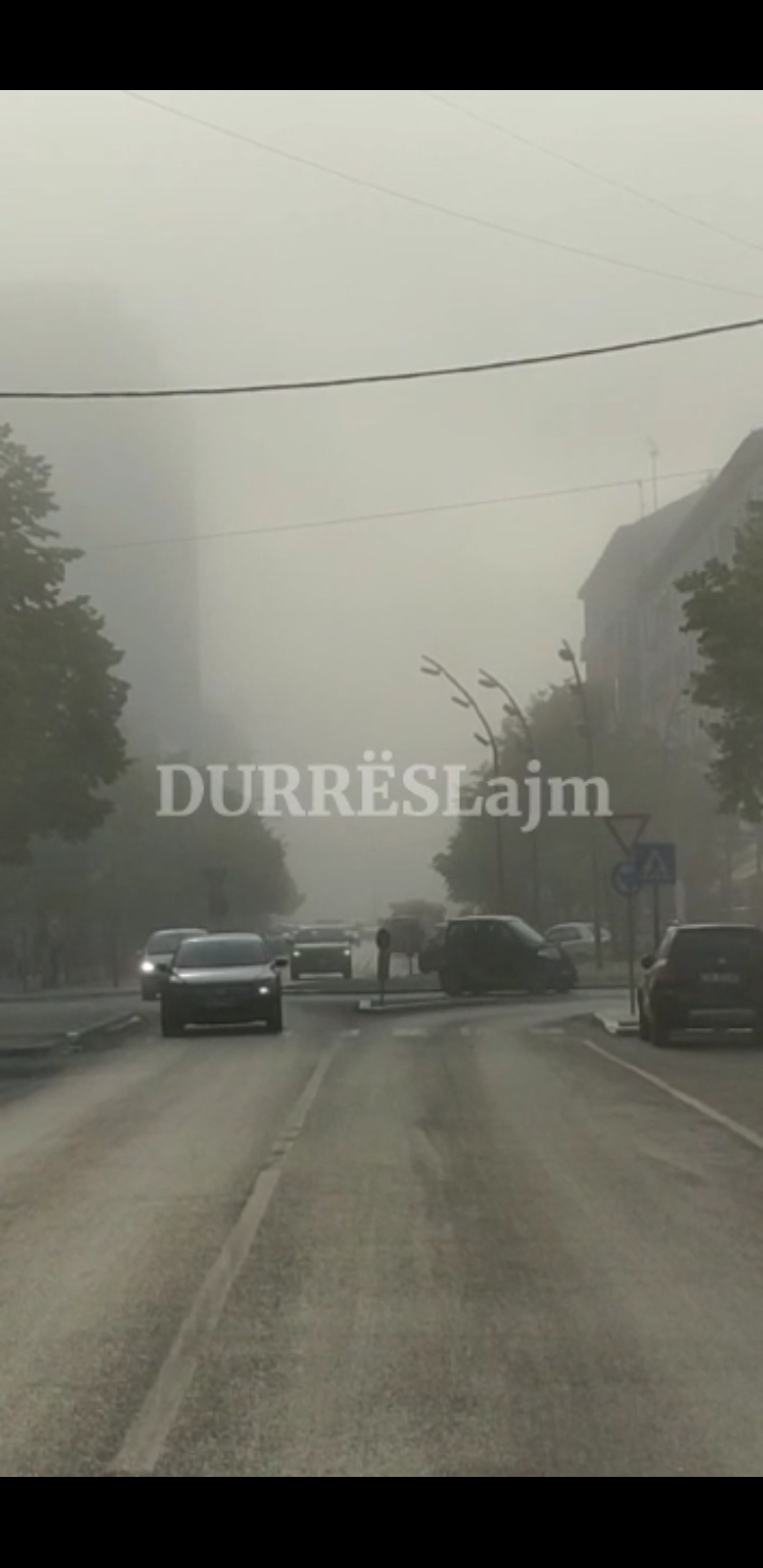 Mjegulla e dendur shfaqet sërish dhe &#8220;mbulon&#8221; Durrësin (VIDEO)