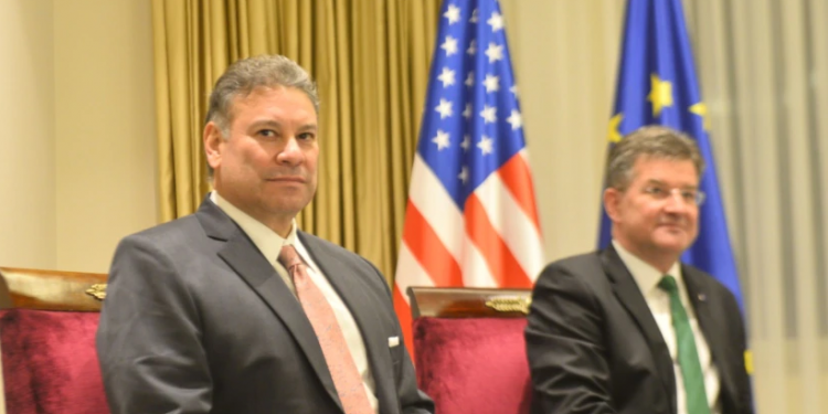 Tensionet në veri të Kosovës, Escobar dhe Lajçak vizitojnë këtë javë Prishtinën dhe Beogradin