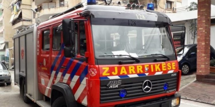 Shkëndija elektrike shkakton zjarr pranë pallatit në Tiranë, digjet një automjet i parkuar