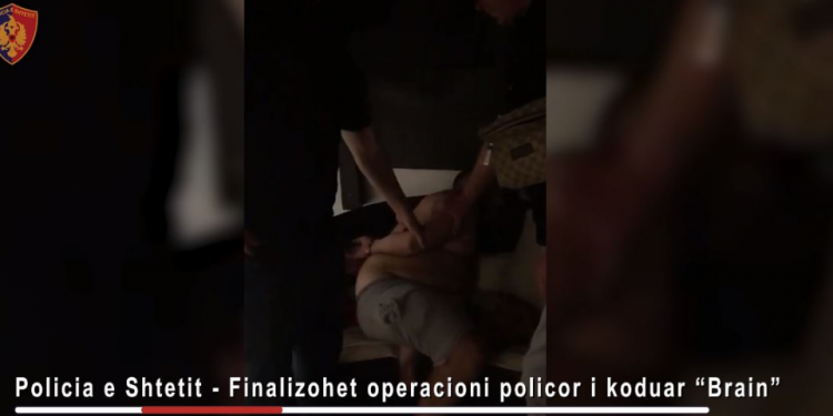 Me pranga në duar dhe i rrethuar me policë, dalin pamjet e arrestimit të të shumëkërkuarit turk në Himarë (VIDEO)