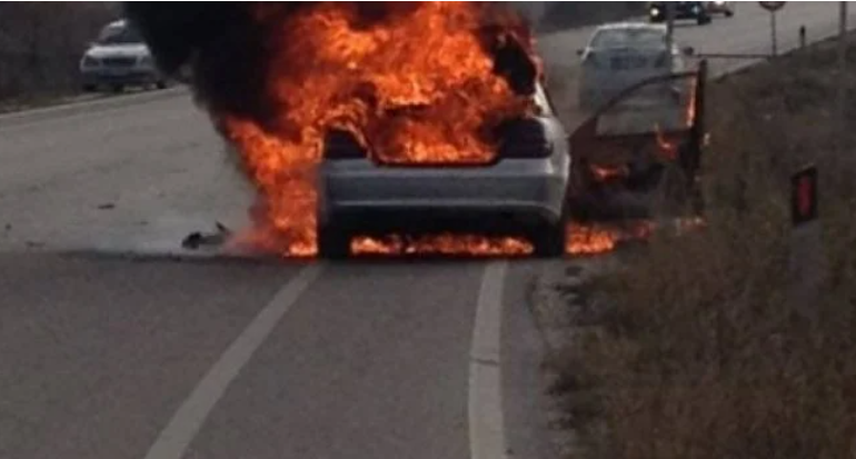 Përfshihet nga flakët “Benz”-i i parkuar