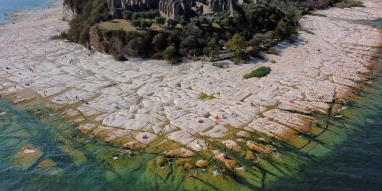 Fenomeni i rrallë në liqenin italian, pamjet bëjnë xhiron e botës