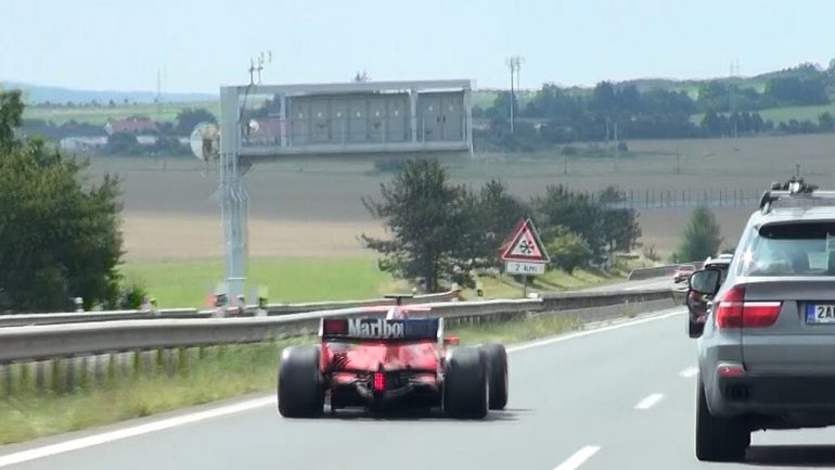 Çmenduri në Çeki, një Ferrari i Formula1 shfaqet në autostradë dhe dhuron spektakël, bën lëmsh dhe policinë (VIDEO)