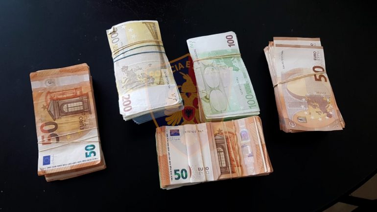 Mbi 43 mijë euro cash në makinë, arrestohet për pastrim parash 21-vjeçari