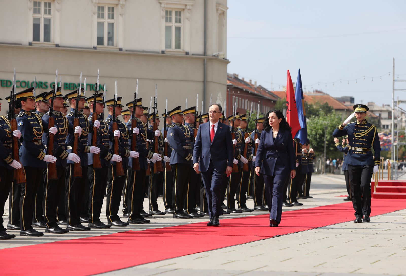Presidenti Begaj në Kosovë, pritet me ceremoni nga homologia Vjosa Osmani