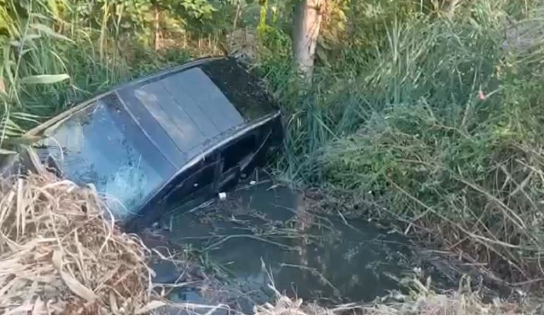 Makina përfundon në kanalin e mbushur me ujë, dërgohen në spital katër vajza